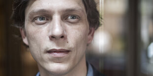 Antoine Leiris, braune Locken, blauer Anzug, blaues Hemd ohne Krawatte, im Porträt