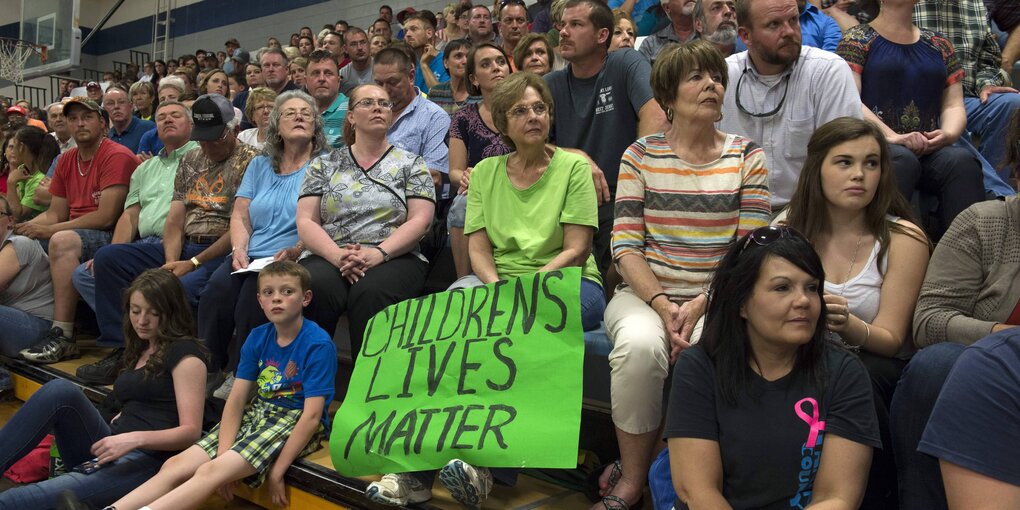 Viele Menschen und ein Schild: "Childrens Lives Matter"