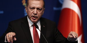 Recep Tayyip Erdoğan vor türkischer Flagge