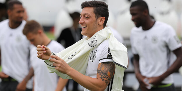 Mezut Özil kurz vor dem Training am 2. Juni in der Schweiz.