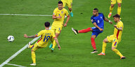 Der Fußballspieler Dimitri Payet schießt ein Tor für Frankreich, beim Schuss ist er umgeben von rumänischen Spielern