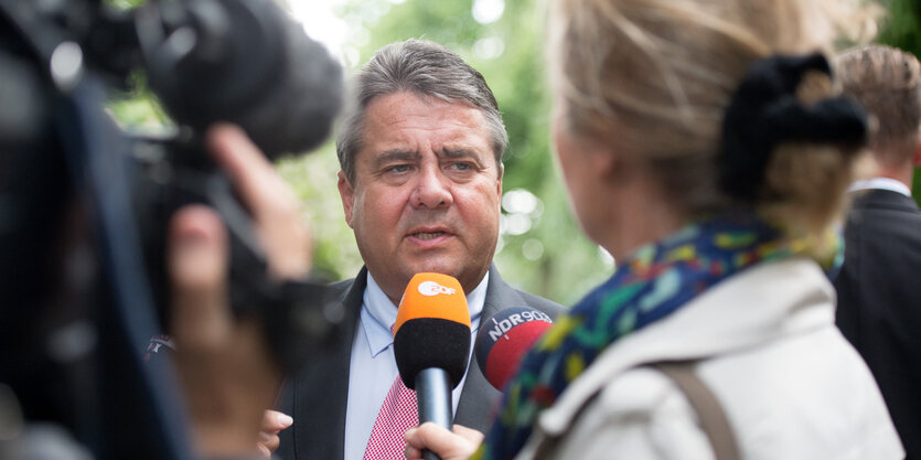 Sigmar Gabriel wird von einer ZDF-Reporterin interviewt