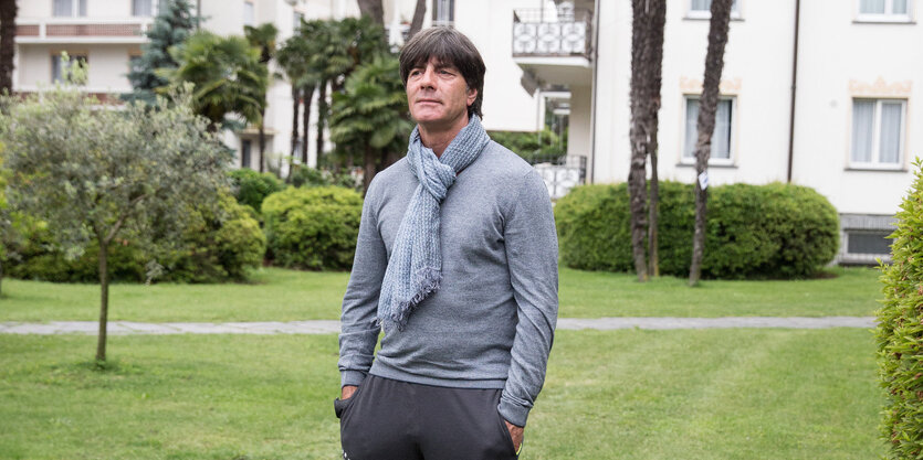 Bundestrainer Joachim Löw steht auf Rasen. Er sieht entspannt aus.