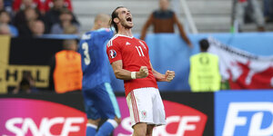 Gareth Bale freut sich nach dem Abpfiff über den Sieg über die Slowakei.