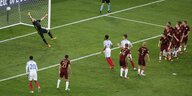 Das Gegentor der Russen gegen die Engländer. Torhüter Akinfeev segelt am Ball vorbei.