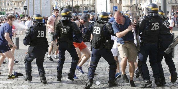 Krawalle: Polizisten gegen Fans