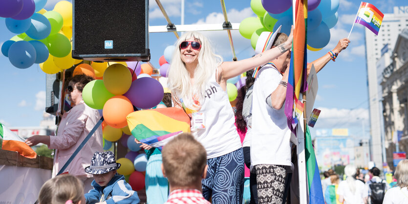 Menschen mit bunten Ballons auf einer Bühne