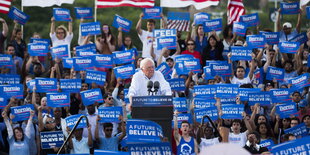 Bernie Sanders inmitteln seiner Anhänger