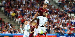 Ein Kopfballduell zwischen einem russischen und einem englischen Fußballspieler