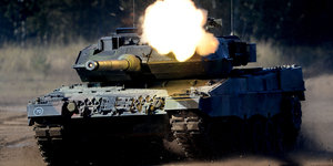 Ein Leopard-Panzer beim Abfeuern eines Geschosses