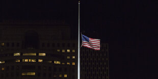 Eine amerikanische Flagge auf Halbmast