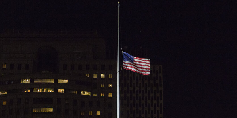 Eine amerikanische Flagge auf Halbmast