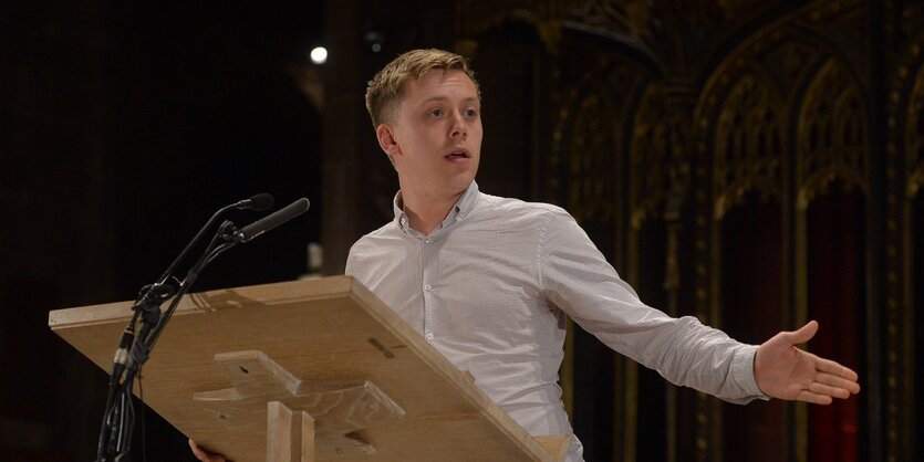 Owen Jones am Stehpult, eine Rede haltend