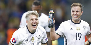 Bastian Schweinsteiger freut sich über sein Tor gegen die Ukraine