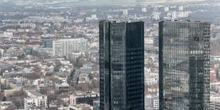 Hochhäuser der Deutschen Bank vor Stadtkulisse