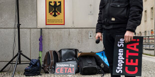 Ein Bürger steht mit einem "Stoppen Sie ceta!"-Schild vor dem Bundeswirtschaftsministerium in Berlin.