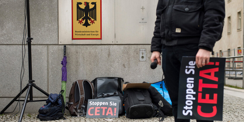 Ein Bürger steht mit einem "Stoppen Sie ceta!"-Schild vor dem Bundeswirtschaftsministerium in Berlin.