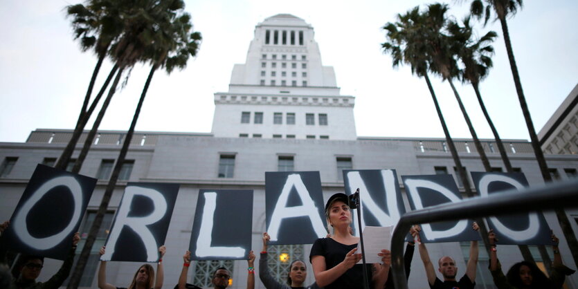 Die Sängerin Lady Gaga spricht bei einer Mahnwache in Erinnerung an die Opfer des Attentats im "Pulse"-Nachtclub in Orlando in Los Angeles