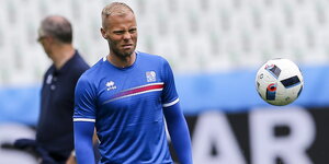 Der isländische Fußballspieler Gudjohnsen verzieht seine Miene beim Training