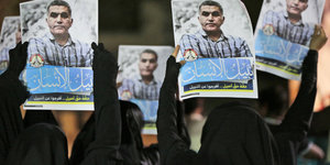 Frauen halten Plakate mit dem Bild von Nabil Radschab hoch