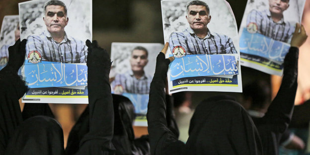 Frauen halten Plakate mit dem Bild von Nabil Radschab hoch