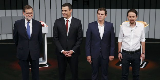 Mariano Rajoy, Pedro Sanchez, Albert Rivera und Pablo Iglesias stehen vor Beginn der TV-Debatte nebeneinander