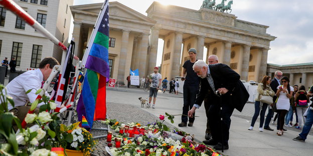 Passanten legen in Berlin vor der Botschaft der USA am Brandenburger Tor im Gedenken der Opfer des Attentats in Orlando Blumen nieder