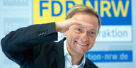 Der FDP-Chef lacht und guckt in die Ferne