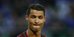 Cristiano Ronaldo verzieht seine Miene.