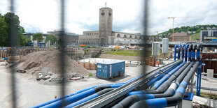 eine Baustelle, im Hintergrund ein Bahnhofsgebäude