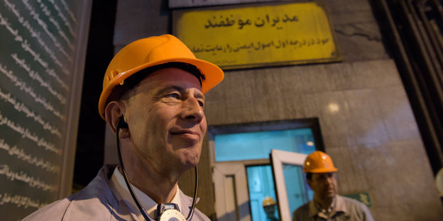 Thüringens Wirtschaftsminister Wolfgang Tiefensee in Isfahan mit einem Bauhelm auf dem Kopf