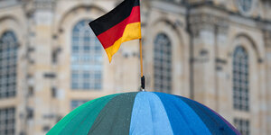 Regenschirm mit Deutschland-Fahne