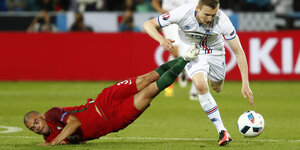 Der Portugiese Pepe tritt nach einem isländischen Spieler