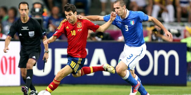 Zweikampf zwischen spanischen und italienischem Spielern bei Regen