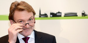 Der Bahn-Vorstand Volker Kefer lupft seine Brille und lächelt verschmitzt