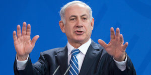 Ein Mann, Benjamin Netanjahu, gestikuliert