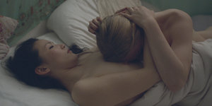 Zwei nackte Frauen im Bett