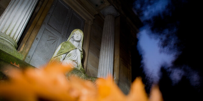 Eine Statue auf einem Friedhof