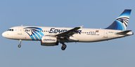 Ein Airbus 320 von der Fluglinie Egypt Air fliegt in der Luft