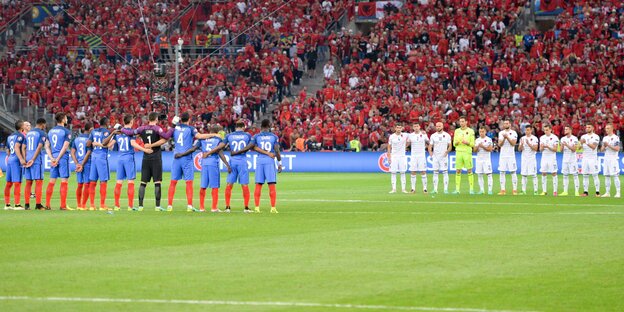 Die Teams von Frankreich und Albanien bei der Schweigeminute