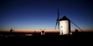 Die Windmühlen von Mota del Cuervo, im Hintergrund die Skulptur von Don Quijote und seiner Dulcinea