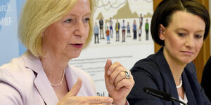 Bundesbildungsministerin Johanna Wanka und KMK-Präsidentin Claudia Bogedan stellen den Bildungsbericht 2016 vor