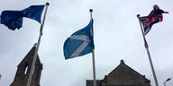 Die schottische Fahne weht zwischen der EU-Flagge und der Großbritannien-Flagge