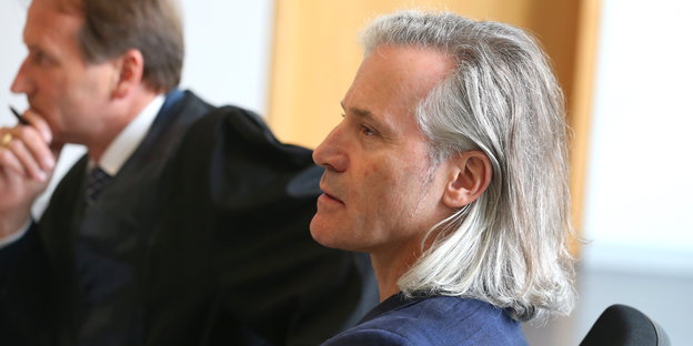 Michael Herrmann (r.), Bruder des Entführungsopfers Ursula Herrmann, sitzt am 16. Juli 2016 im Landgericht Augsburg neben seinem Anwalt Joachim Feller (l.).