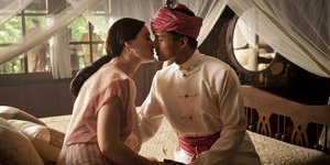 Szene aus dem Film "Dämmerung über Burma", in der sich die Österreicherin und ihr Shan-Prinz auf einem Bett küssen