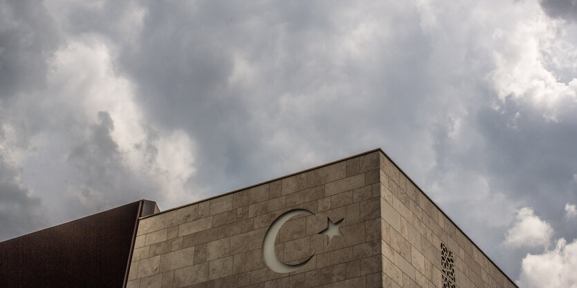 Ein Gebäude vor grauem Himmel