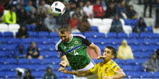 Gareth McAuley und Yevhen Khacheridi im Kampf um den Ball