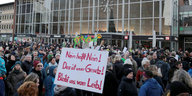 Demonstranten stehen vor dem Kölner Hauptbahnhof