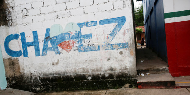 Verwaschenes Pro-Chavez-Graffito an einer geweißten Wand