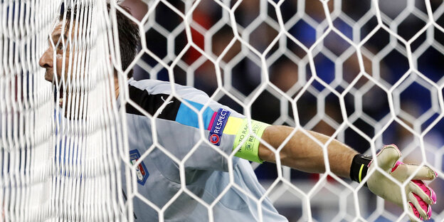 Gianluigi Buffon streckt den Kopf in die Maschen seines Tores. Der Blick geht zu den Fans hinter seinem Tor